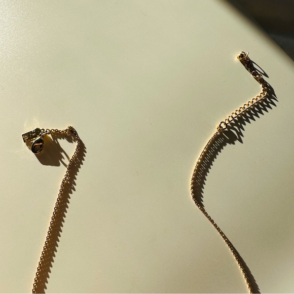 β
Kate Spade New York Gold-Tone Teardrop Crystal Pendant Necklace β
- Picture 15 of 17